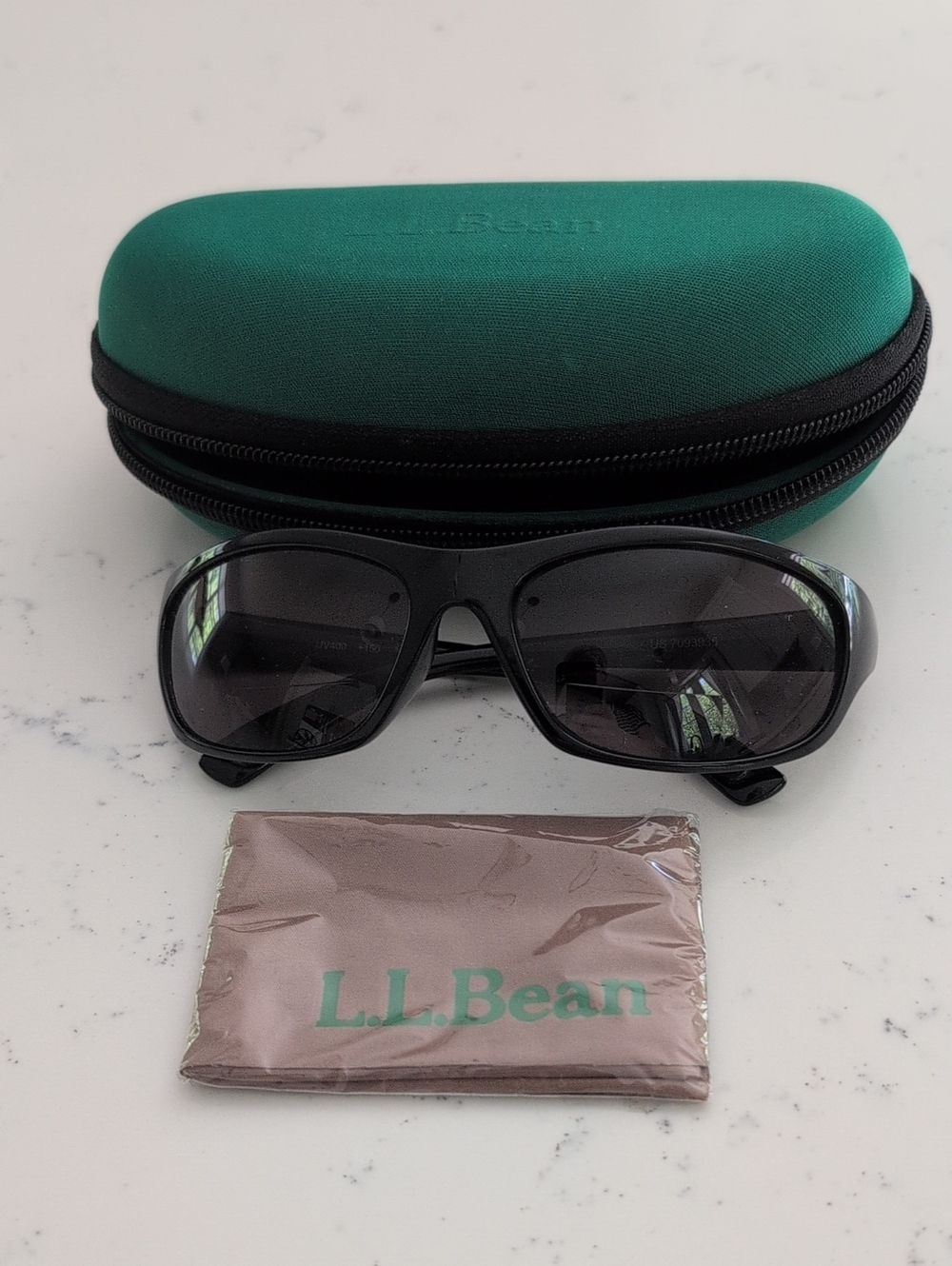 L.L.Bean Ladies Black Bifocal Reader Sunglasses with Teal Case and Branded Cloth